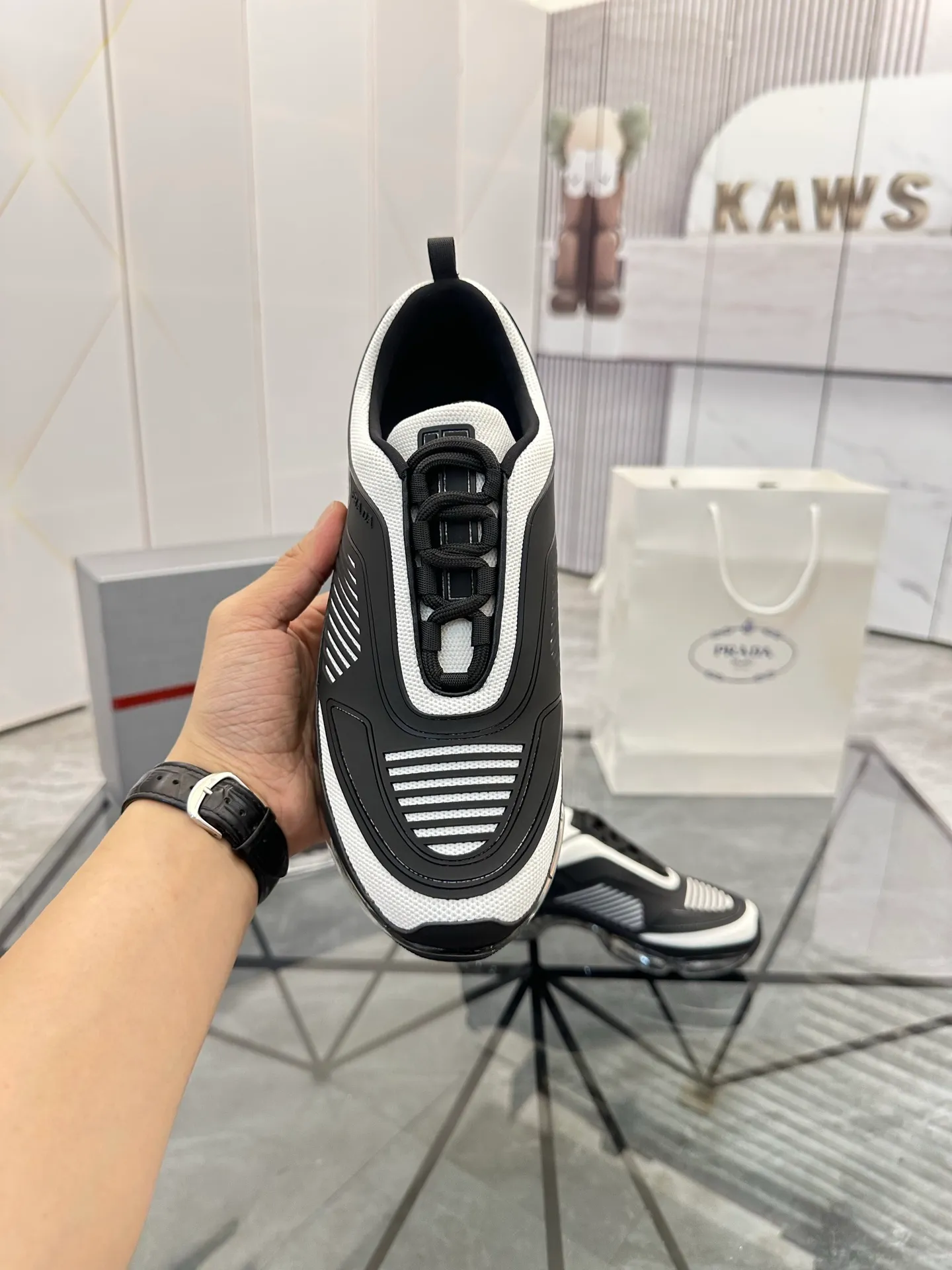 Men's shoes for sale 💰: 💰P660¥ High-end top quality Product trademark: Prada *"Prada*" low-top casual shoes Regular size: 38-45 (can be customized to 46) Product materials: Upper imported from the counter original material, breathable lining, cowhide foot pads, original air cushion outsole. No.: 001